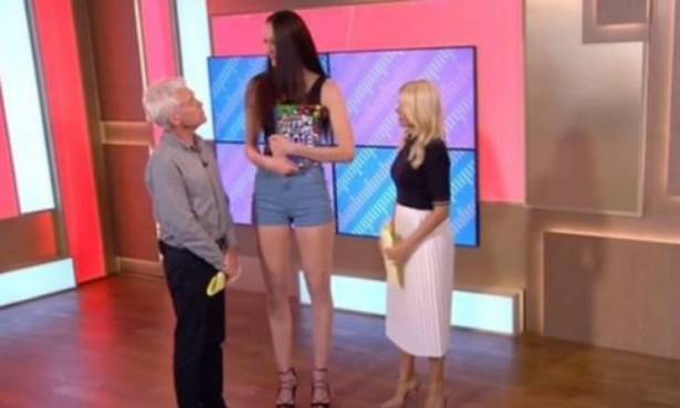 فيديو: امرأة تمتلك أطول ساق في العالم تحرج مذيعين على الهواء!
