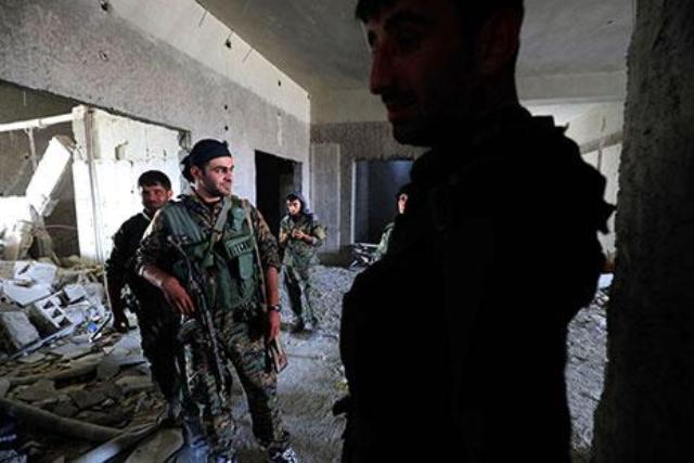 الجيش السوري يثبّت مواقعه شرق الفرات ويقترب من إنهاء «داعش» غربه