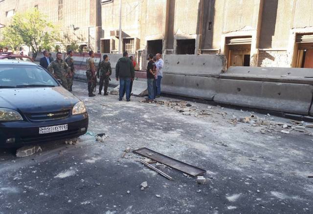 شهداء وجرحى في تفجيرات انتحارية ثلاثة قرب مقر قيادة الشرطة بدمشق