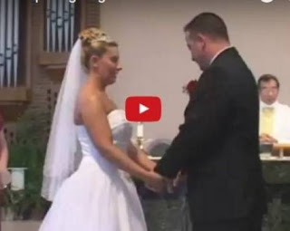 فيديو محرج .. سقط بنطال العريس خلال الزفاف !