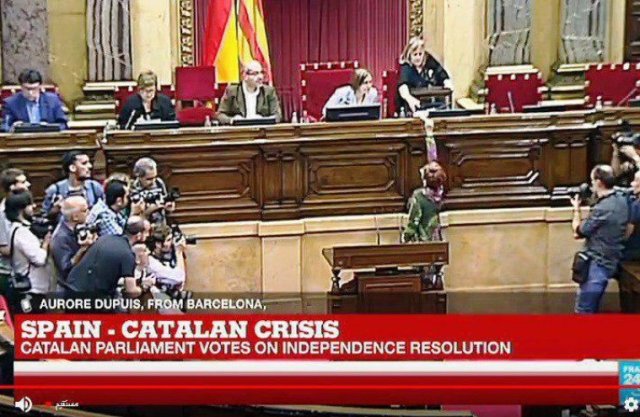 راخوي يقيل حكومة كتالونيا ويدعو لانتخابات مبكرة والأمن الإسباني يطوق مبنى وزارة الداخلية في كتالونيا