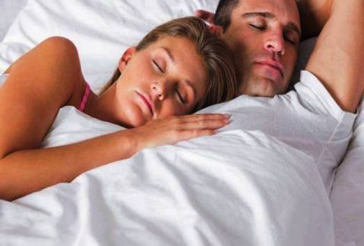 للرجل : لهذا السبب بالتحديد عليك أن تحضن زوجتك أثناء النوم!