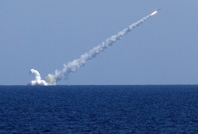الدفاع الروسية: إطلاق صواريخ "كاليبر" ضد أهداف لـ"داعش" في دير الزور