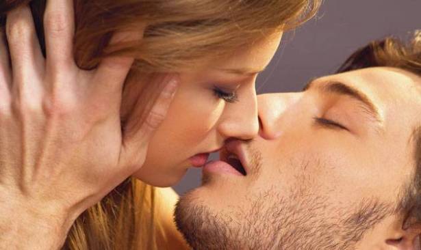 القبلة تفضح طبيعة العلاقة بين الزوجين