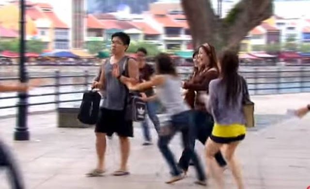 فيديو| رد فعل الشباب عندما تركض الفتيات خلفهم في الشارع