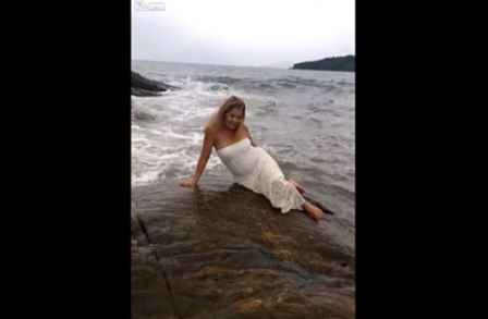 فيديو : صدمة كبيرة لفتاة كانت تستعرض انوثتها على الشاطىء