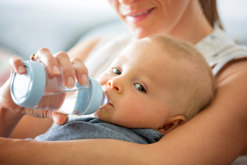 متى يحتاج الرضيع لشرب الماء وما هي الكمية التي يحتاجها؟
