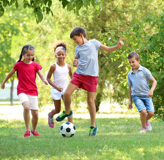 اللعب خارج المنزل له فوائد ومخاطر على طفلك
