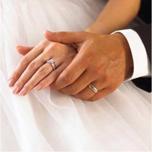 لماذا يتم ارتداء خاتم الزواج في اليد اليسرى؟ السبب مفاجئ ولا علاقة له بالتقاليد