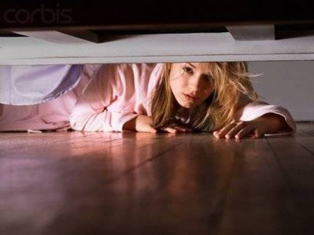 نزلت الزوجة تحت السرير قبل عودة زوجها من العمل لتفاجئه فكانت الصدمة بما حدث!!