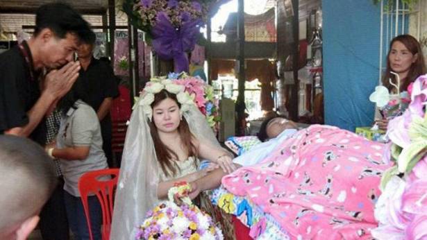 بالصور... فتاة تايلاندية تتزوج رجلا ميتا