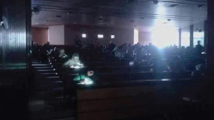 طلاب «الاقتصاد» بجامعة دمشق قدموا امتحانهم على ضوء «فلاش الموبايلات» …ما حدث خارج عن السيطرة وسببه درجات الحرارة