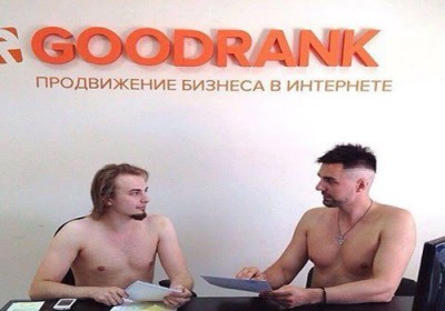 مواطنو بيلاروسيا يسخرون من رئيسهم بالتخلي عن ملابسهم في العمل
