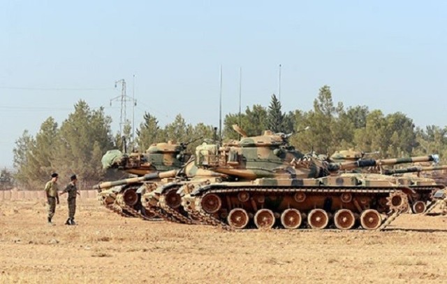 تركيا تدفع بمزيد من الدبابات إلى سورية وتقصف مواقع للأكراد