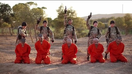 "داعش" ينشر مقطعا مصورا لإعدام رهائن على أيدي أطفال!
