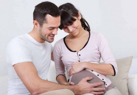 متى يسمع الجنين صوت أبيه؟