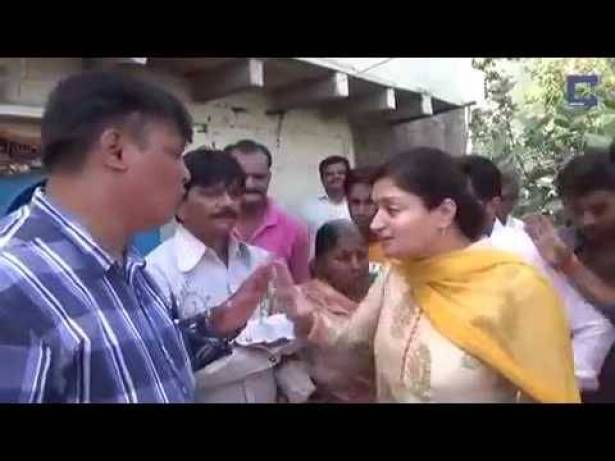 “فيديو”: مسؤولة هندية تسقط في مجرى للصرف الصحي أثناء تفقدها أحد الأحياء