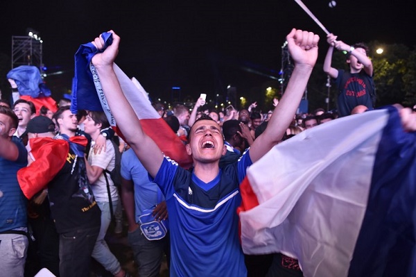 يورو 2016.. تقليعات الجماهير الفرنسية والرومانية في صور