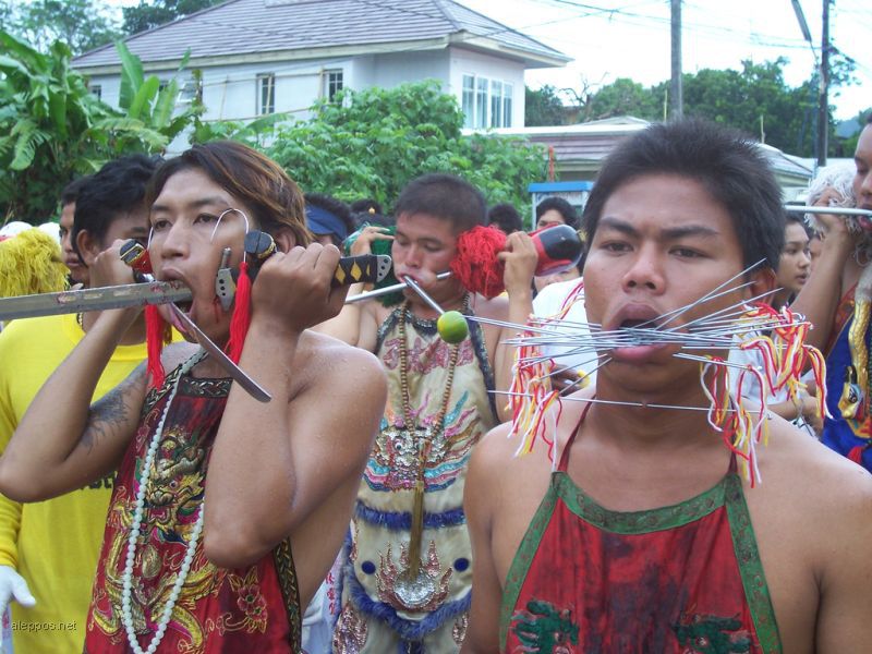 مهرجان تعذيب الذات في تايلند ..شاهد الصور