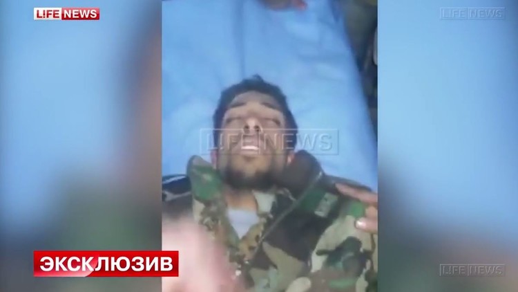 جنود سوريون يقبضون على عراقي من "النصرة" قبيل تحرير ربيعة (بالفيديو)