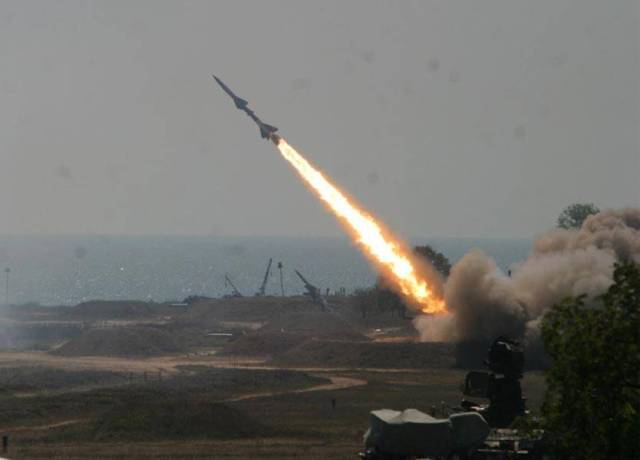 القوة الصاروخية اليمنية تطلق صاروخا باليستيا من نوع قاهر على قاعدة خميس مشيط في عسير بالسعودية