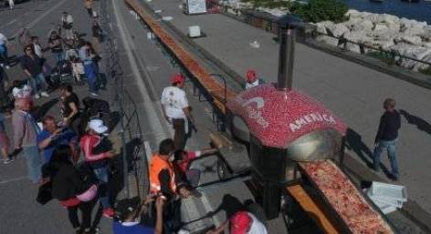 طولها 2 كيلومتر.. نابولي الإيطالية تدخل "غينيس" بأطول بيتزا في العالم