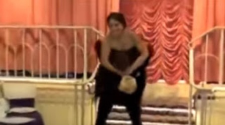 بالفيديو: شاهد عريس مجنون يتسبب في موقف محرج ومؤلم عروسته ليلة الدخلة