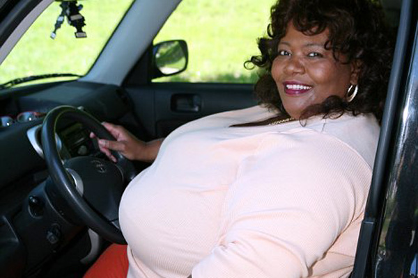 صاحبة أكبر ثدي في العالم تشكو من قيادة السيارة والرضاعة