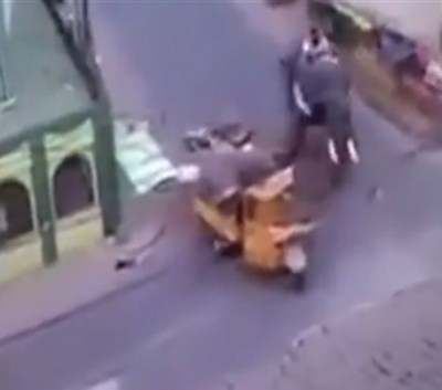 بالفيديو: فيل يستشيط غضباً ويدمر الممتلكات