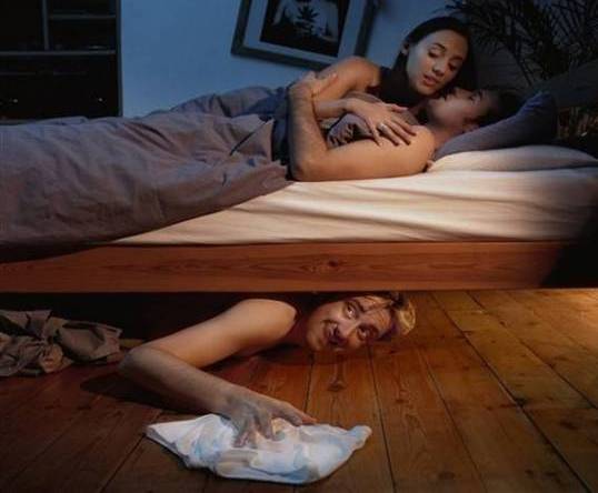 اختبأ تحت السرير فاكتشف أن زوجته الشابة تخونه في غرفة نومه مع...