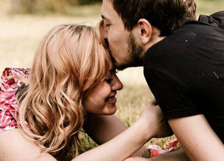 4 صفات رئيسيّة يريدها الرجل الرومانسي في شريكة حياته.. اكتشفيها