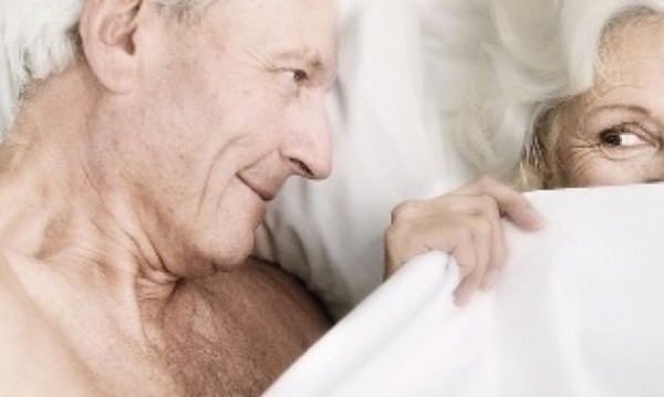 لكبار السن: أكثروا من التقبيل والمداعبات والجنس الفموي