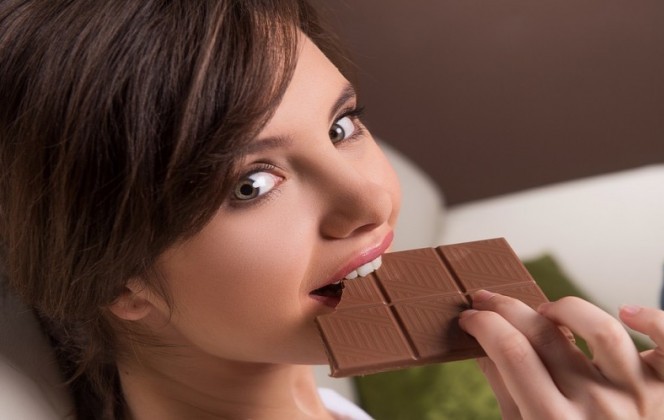 “قمر السيدات”.. شوكولاته سويسرية لتخفيف آلام الدورة الشهرية