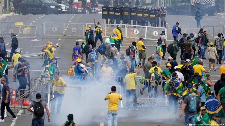 البرازيل: الرئيس يقيل قائد الجيش على خلفية أعمال الشغب في البلاد
