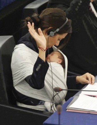 صورة نائبة بالبرلمان الأوربي تصحب رضيعها معها لجلسات البرلمان تثير إعجاب الفيس بوك