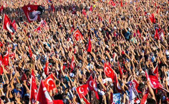 أردوغان يحشد الدعم لـ«مقصلته» من الشارع والمعارضة