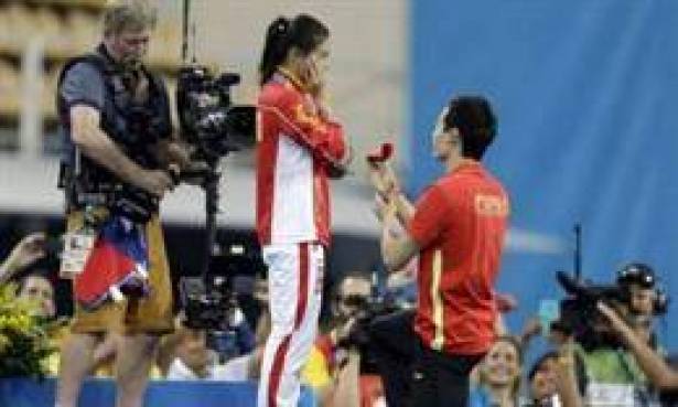 أولمبياد ريو.. بعد فوزهما طلبها للزواج أمام العالم!