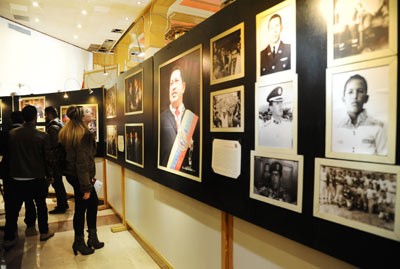 من هنا مر شافيز.. معرض صور فوتوغرافية يوثق لزيارات الزعيم الفنزويلي الراحل أوغو شافيز لسورية