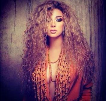 ميريام فارس تكشف عن صدرها وتصدم جمهورها