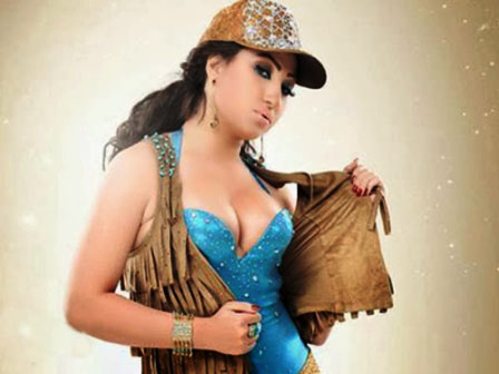 فتحة صدر الفنانة "بوسي" تثير الجمهور