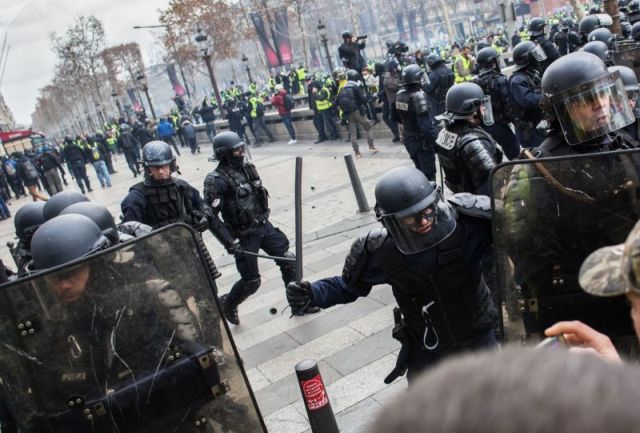 الشرطة الفرنسية توقف العشرات في تظاهرات "السترات الصفراء"