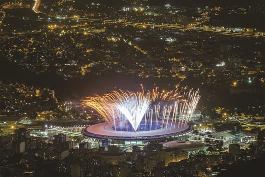 شعلة الألعاب الأولمبية تضيء سماء الـ «ماراكانا» باستعراض ضخم