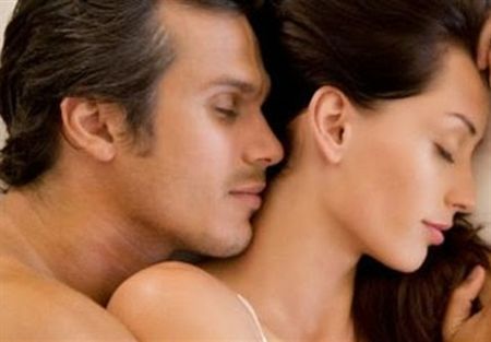 7 وضعيات نوم تفضح علاقة الزوجين العاطفية