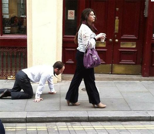 ظاهرة غريبة في شوارع لندن.. إمرأة تجر رجلاً كالكلب!
