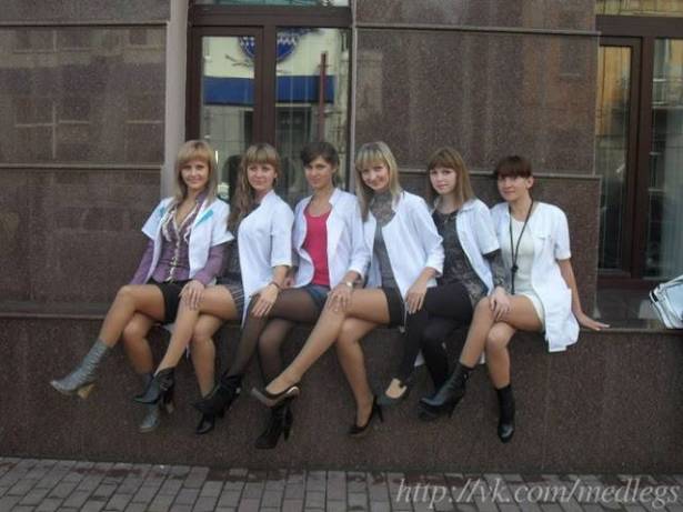ممرضات وطبيبات روسيا يستعرضن سيقانهن على الانترنت .. صور