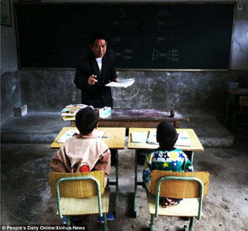 بالصور: المدرسة الوحيدة في العالم التي تضم طالبين ومعلم فقط