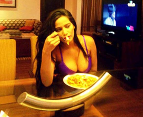 بالصور.. المثيرة بونام باندي تتناول طعامها عارية