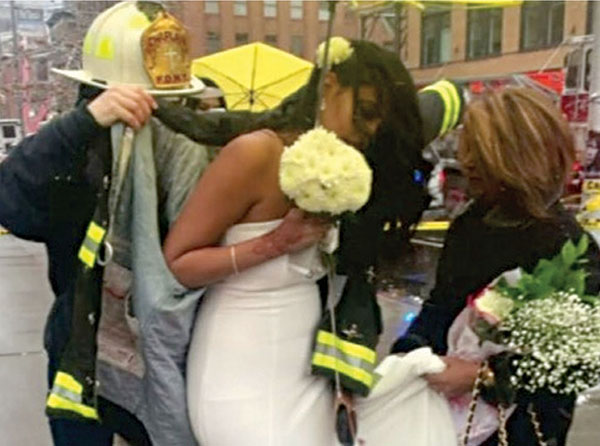 فيديو: رجال إطفاء مدينة نيويورك في خدمة العروس الخائفة
