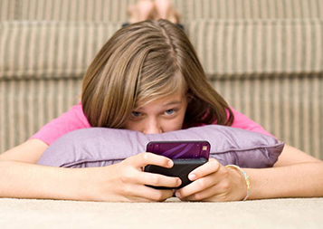 هل يجب أن يسمح الأهل لأطفالهم باستخدام الهواتف الذكيّة؟