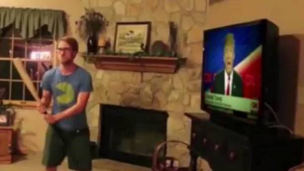 شاهد..أميركيون غاضبون يكسرون شاشات التلفزيون اعتراضًا على فوز ترامب